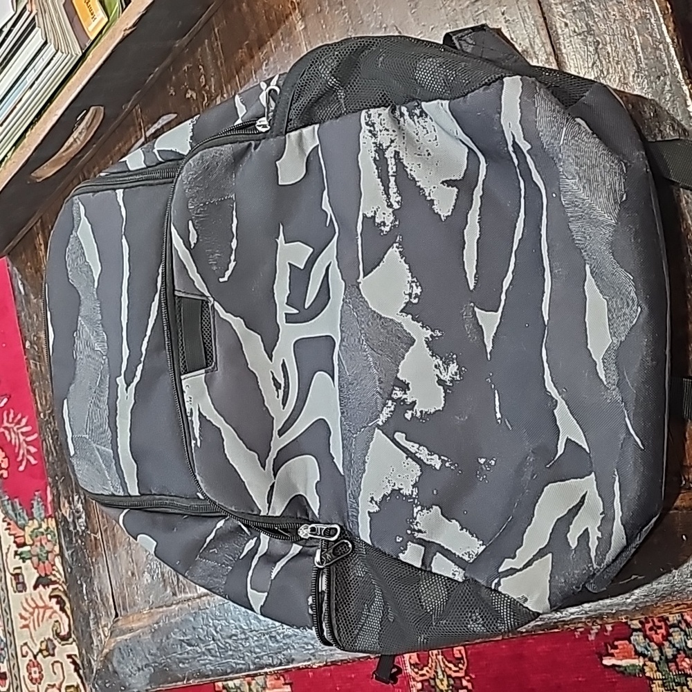GUC Large Black/Gray Backpack Nike?